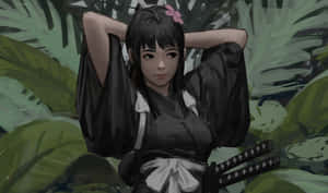 身穿黑色和服、頭戴粉紅色花朵、腰間掛著兩把武士刀的動漫女孩，置身於叢林樹葉中。 — 武士 壁紙