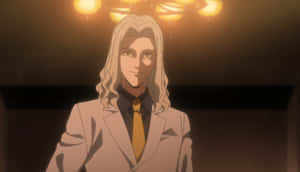 金髮動漫男子穿著米色西裝和黃色領帶，在吊燈燈光下微笑。 — 午夜 壁紙