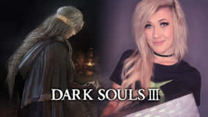 一位女性在《Dark Souls III》電玩角色旁邊微笑。 — 消防員 壁紙
