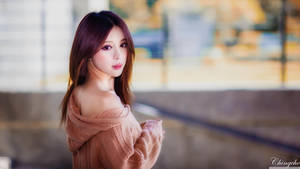年輕女性穿著粉紅色毛衣站在城市戶外 — 女孩 壁紙