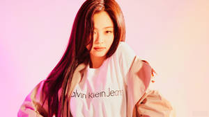 年輕女性穿著Calvin Klein Jeans襯衫和米色外套，背景是粉紅蜜桃漸變色。 — 海莉·斯坦菲爾德 壁紙