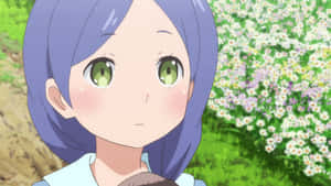 紫色頭髮和綠色眼睛的動漫女孩站在花田中。 — 美景 壁紙