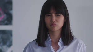 年輕女子身穿白襯衫，室內噘嘴表情 — Netflix GIF 壁紙
