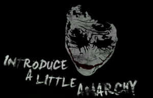 小丑臉帶有血淋淋的笑容，並在黑色背景上寫有文字 introduce a little anarchy。 — 小丑 壁紙