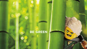 LEGO 忍者角色從竹子後面窺視，帶有「BE GREEN」文字。 — 忍者 壁紙