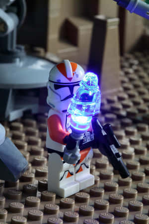 LEGO 星際大戰複製人士兵在底板上揮舞發光的藍色光劍。