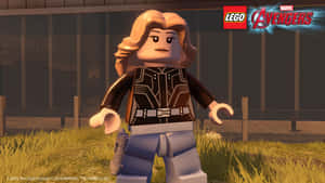 LEGO Marvel超級英雄人偶在黃昏時站在建築物附近的草地上。 — 黃昏 壁紙