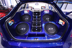 定製藍色汽車尾箱，配備超低音揚聲器和顯示音響內容的屏幕。 — MacBook Pro 壁紙
