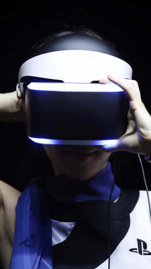 佩戴PlayStation VR頭戴裝置的人，帶有發光的藍色燈光