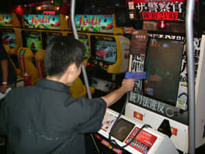 人在日本遊戲機中心用光槍玩賽車遊戲。 — 街機 壁紙