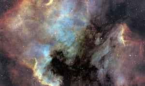 在黑暗虛空中，充滿旋轉氣體和無數星星的鮮豔宇宙星雲。 — 金粉 壁紙