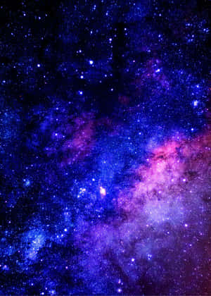 充滿閃爍星星的鮮豔紫色和藍色星雲，在深空中。