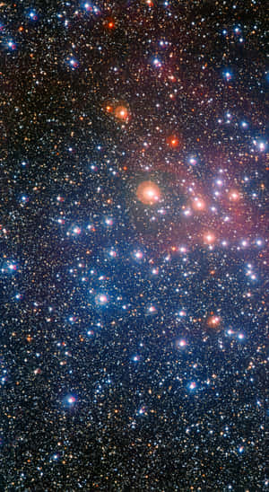 深空中廣闊的星場，帶有發光的星雲。 — 星星 壁紙