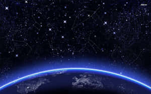 在帶有相連星座的星空下，彎曲的地球閃耀著城市燈光。 — 月色夜空 壁紙