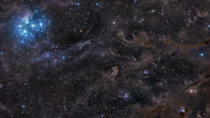 廣闊的宇宙場景，深空中閃耀著藍色星雲和無數恆星。 — 星際寶貝 壁紙