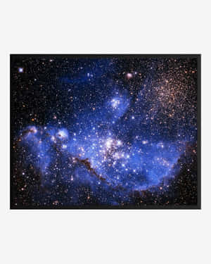 深空中充滿發光星星的充滿活力的藍色星雲。 — Apple Watch Ultra 壁紙