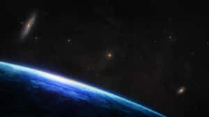 從太空看地球，大氣發光，黑暗宇宙中遠處有星系。 — YouTube 壁紙