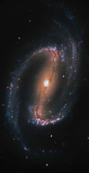 一個帶有發光旋臂和散落恆星的螺旋星系。 — 銀河 壁紙