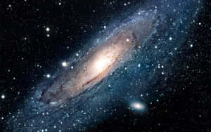 螺旋星系，具有明亮的核心和充滿恆星的旋轉旋臂。 — 銀河系 壁紙