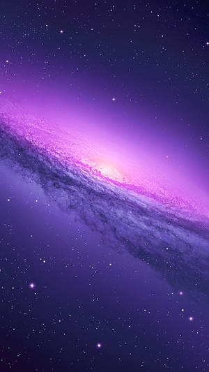 一個紫色和粉紅色的螺旋星系，在深空中被閃爍的星星包圍。 — 紫色 iPhone 壁紙