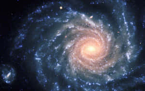螺旋星系，在深空中擁有明亮的核心和佈滿恆星的藍色旋臂。 — 可愛星系 壁紙