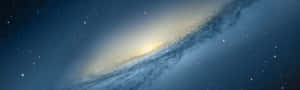 螺旋星系，帶有發光的核心和藍色旋臂，背景是星空。 — 湖 壁紙