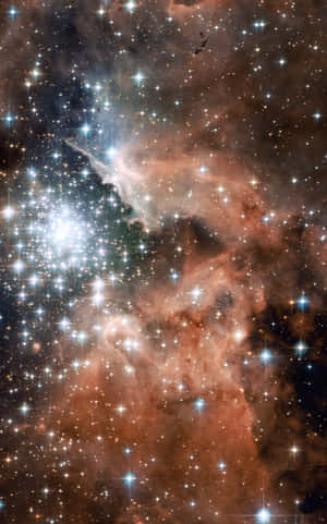 在深空中，無數恆星之間閃耀著鮮豔的橙色和藍色星雲。 — 星星 壁紙