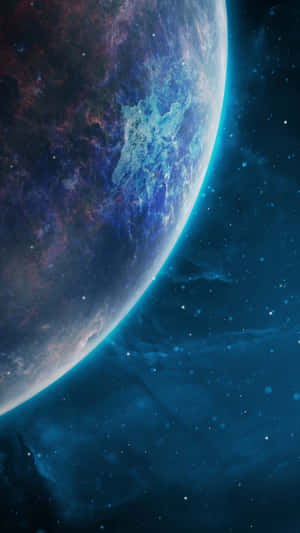 一顆藍紫色行星，在佈滿星星的太空中有發光的大氣層。 — 太空美學 GIF 壁紙