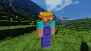 Minecraft角色身穿藍色工裝褲和黃色帽子，站在有山的草地上。 — 我的世界 壁紙