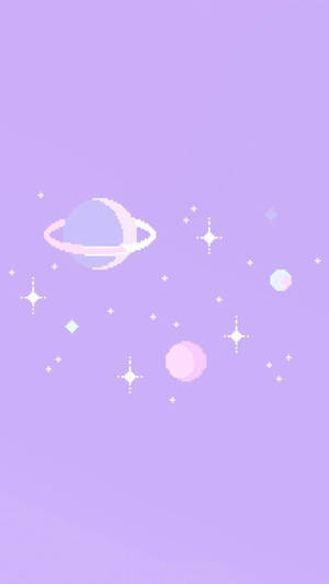 像素太空場景，包含帶環行星、星星和漂浮球體，背景為薰衣草色。 — 淡彩風格 壁紙