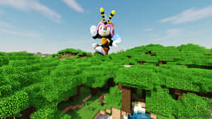 一個卡通蜜蜂角色飛越Minecraft風格的森林，森林中有方塊狀的樹木和綠草。 — 蜜蜂 壁紙