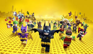 包括蝙蝠俠和羅賓在內的LEGO超級英雄在黃色磚塊表面上英勇地擺姿勢。 — 黃色美學 壁紙