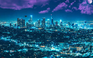 在滿月下的紫色天空中，藍色燈光照亮了一座廣闊的夜晚城市。 — 天際線 壁紙