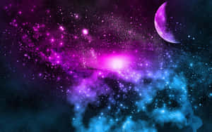 帶有發光新月和閃爍星星的紫色和藍色宇宙星雲。 — 黑川伊佐那 壁紙
