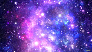在深邃的太空中，充滿活力的宇宙星雲，帶有粉紅色、紫色和藍色的雲朵和發光的星星。 — 紫色銀河 壁紙