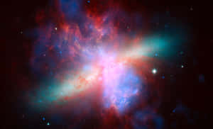 充滿活力的宇宙星雲，在黑暗太空中發出紅色、藍色和粉紅色光芒的氣體。 — 星雲 壁紙