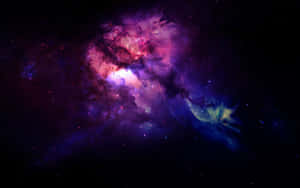 充滿活力的宇宙星雲，帶有發光的粉紅色、紫色和藍色雲彩，背景是星場。