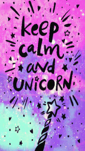 一個色彩繽紛的宇宙背景，帶有星星、心形和「keep calm and unicorn」字句。 — 彩虹小馬 壁紙