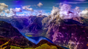 在陰天天空下，一個生動的山景，有藍色湖泊和紫色山峰。 — 超自然 GIF 壁紙
