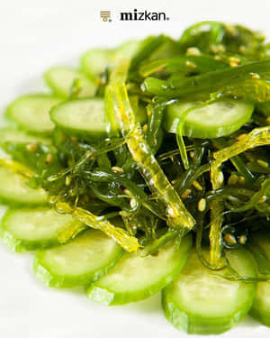 新鮮海藻青瓜沙律配芝麻，放在白色碟上。 — 海浪 壁紙