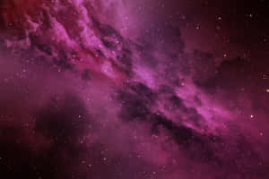 深空中充滿星星和暗雲的紫色宇宙星雲。 — MacBook Pro 14 壁紙