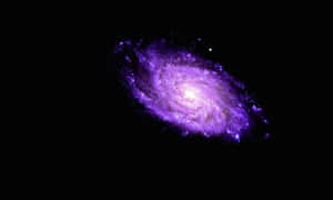 在深空中被星星環繞的發光紫色螺旋星系。 — 銀河 壁紙