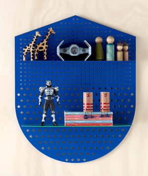 藍色六角形 pegboard 架子，放置著玩具、書籍和木製人偶。 — Pixel Fold 壁紙