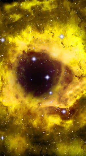 充滿活力的黃色宇宙星雲，帶有黑暗中心和閃爍的星星。 — 銀河 壁紙