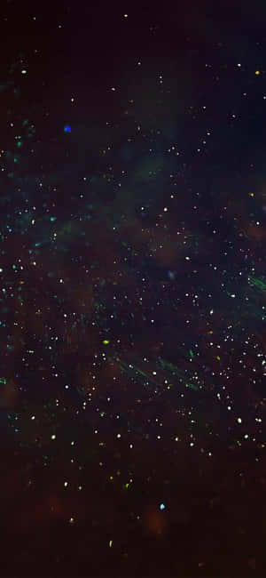 一個繁星點點的夜空，帶有彩色星雲和發光的宇宙塵埃。 — 極簡美學 壁紙