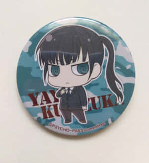 《PSYCHO-PASS 心靈判官》的Q版動漫角色黃泉月彌生出現在藍色迷彩鈕扣徽章上。 — Galaxy Z Flip 8 壁紙