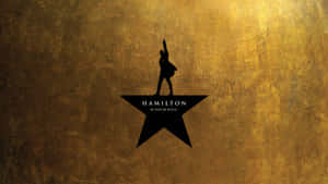 表演者在星星上的剪影，金色紋理背景上有Hamilton文字。 — 音樂美學 壁紙