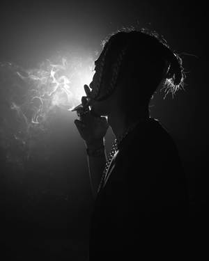 在黑暗中，人物在明亮的背光和煙霧中吸煙。 — 黑色美學 壁紙