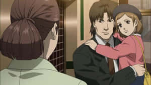 一名女子擁抱一名穿西裝的男子，而另一名女子從後面觀看。 — 龍貓 壁紙