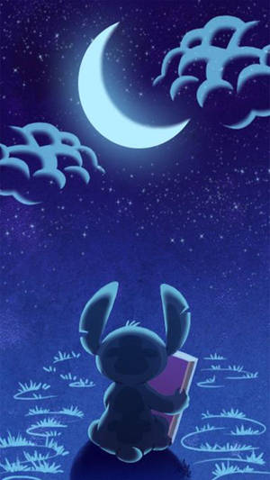 一個小外星人在繁星點點的夜空下，在新月下閱讀一本書。 — 海 壁紙